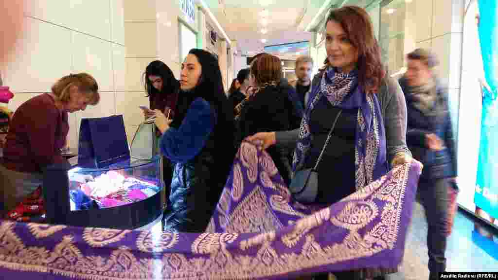 Женщины в магазине в Баку, Азербайджан  