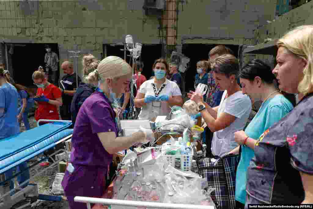 Після атаки на території лікарні працівники, волонтери та небайдужі люди розгорнули кілька пунктів допомоги