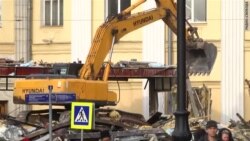 Ковш у спину – у Москві знесли близько 100 торговельних павільйонів (відео) Ковш у спину – у Москві знесли близько 100 торговельних павільйонів (відео)