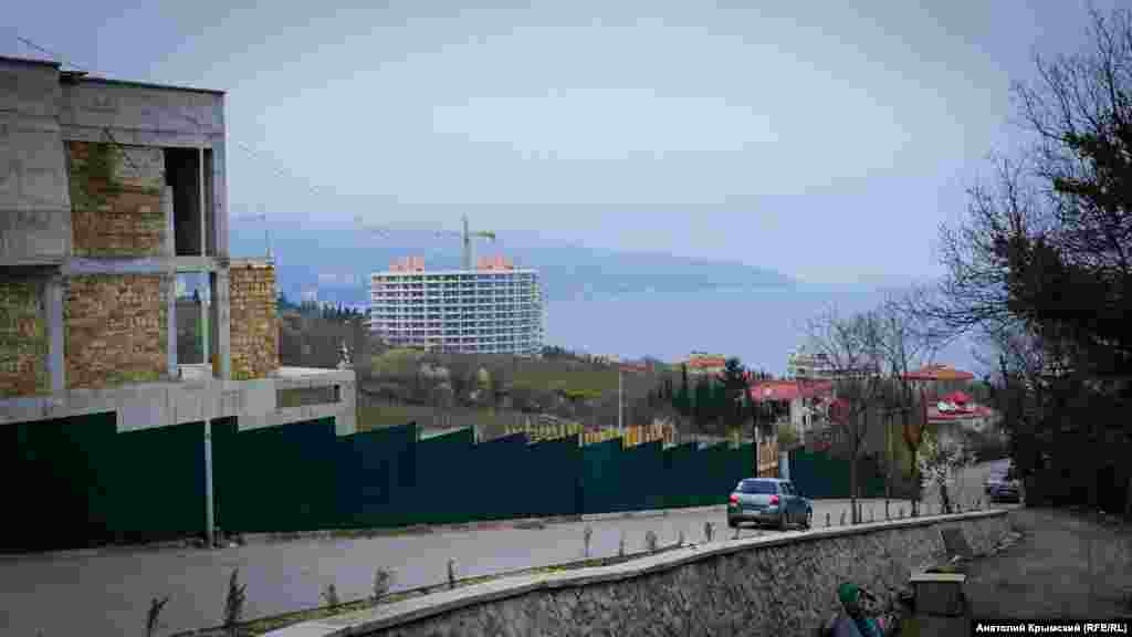 Частное строительство в конце улицы Виноградной. За зеленым забором – виноградники «Ливадии»