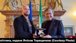 Український військовослужбовець Яніс Терещенко отримує нагороду з рук мера Венеції Луїджі Бруньяро. 12 березня 2025 року