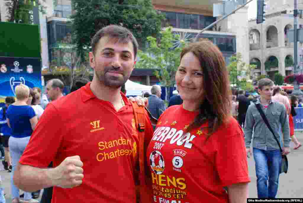 Іосіф приїхав із Грузії, а Євгенія – із Росії. «Вболіваю 25 років за «червоних» і коли стало відомо, що вони гратимуть в Україні, одразу вирішив їхати. Такий шанс випадає не так вже й часто», – каже Іосіф. Євгенія запевняє, незважаючи на фейкові новини у різних ЗМІ, не побоялася приїхати до Києва. «Дуже багато пишуть фейків і у вас про нас, і навпаки. Тому потрібно мати свою голову та розрізняти, де і яка інформація», – каже Євгенія. 