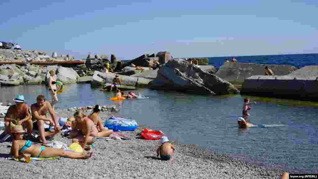 На аварийном пляже санатория «Пионер»