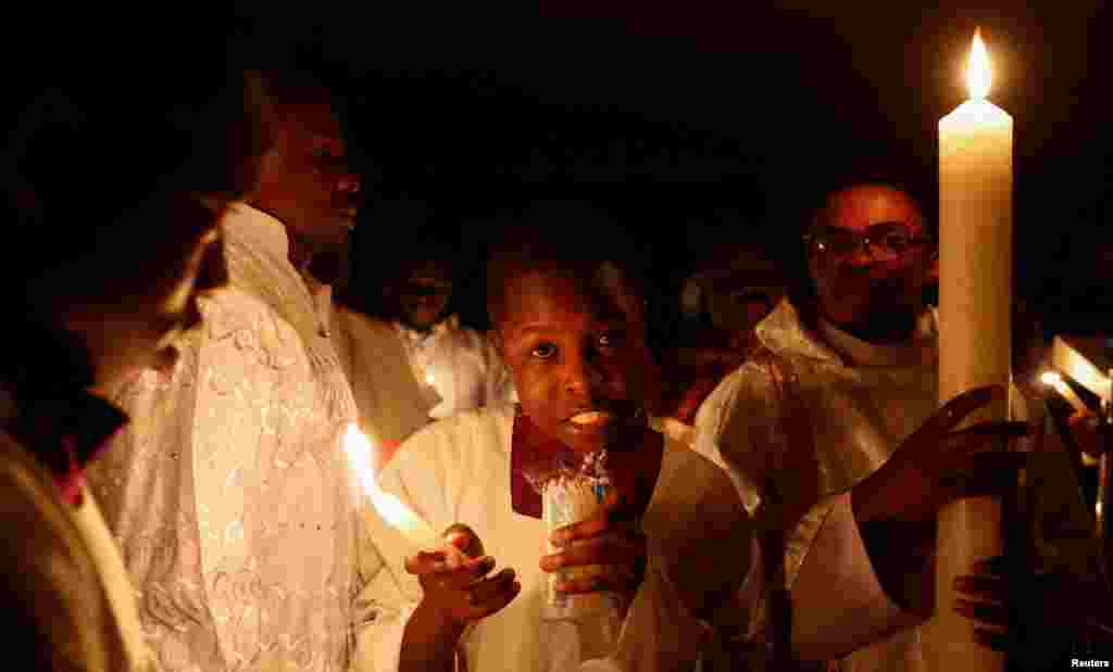 Vjernici u crkvi Svetog Joanesa povodom Uskrsa, Nairobi, Kenija, 19. aprila 2025.