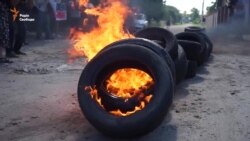 Біля будинку матері Розенка палили шини (відео) Біля будинку матері Розенка палили шини (відео)