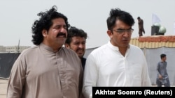 Pakistani parliamentary deputies Ali Wazir (left) and Mohsin Dawar (file photo)