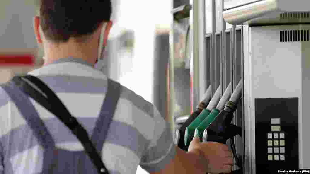 С 31 мая по 7 июня в Севастополе также подорожало несколько видов бензина. В частности, наблюдалось повышение цены на дизельное топливо (на 0,21%), бензин автомобильный марок АИ-92, АИ-95, АИ-95 премиум (на 0,23%) соответственно, АИ-98 (на 4,68%)