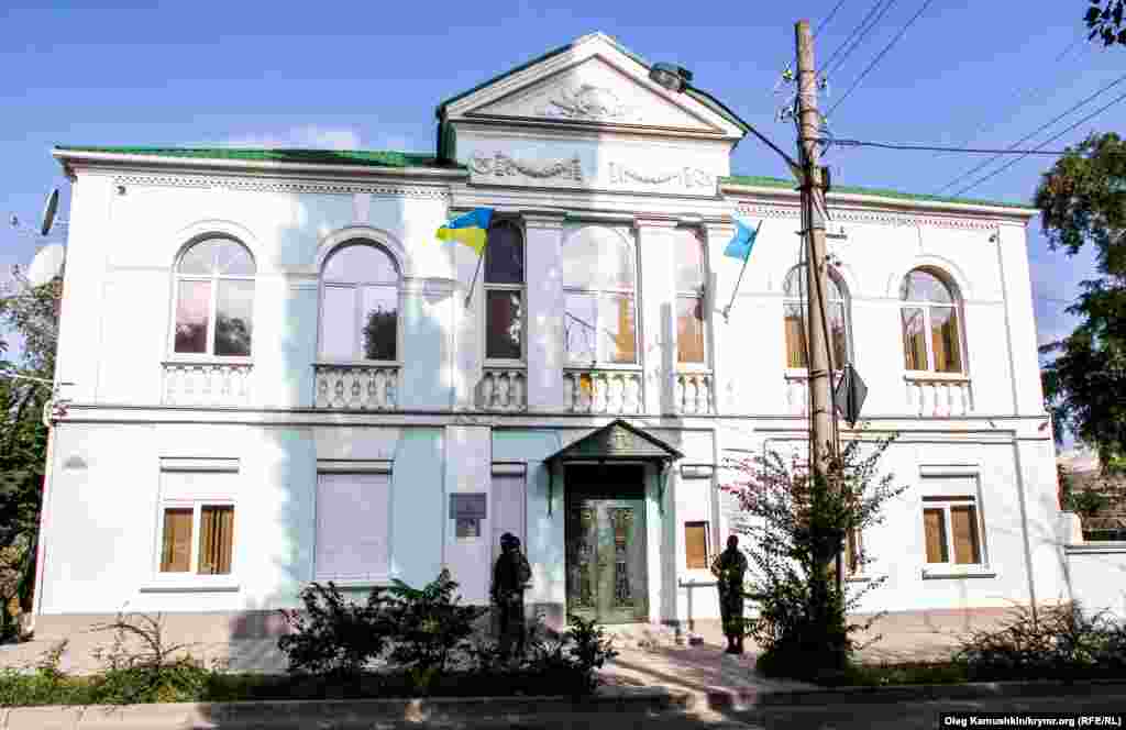 В здание никого не пускают и никого не выпускают 