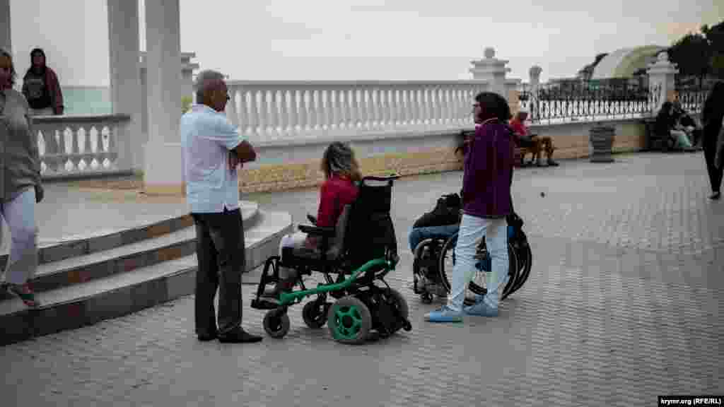 Цілюще морське і п'янке степове повітря з ароматами хвої разом з піском, сонцем і морем, а також лікувальними грязями створюють тут сприятливі умови для відпочинку і оздоровлення як для дорослих, так і дітей