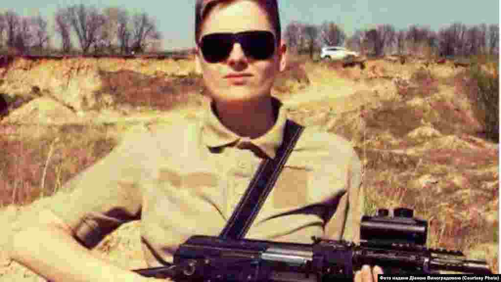 Діана «Дана» Виноградова, «Правий сектор»: «Відчуття, що ти живий, настільки гостре… Як у моменти, коли ти усвідомлюєш, що зараз загинеш. Таких випадків було багато – що от нам усім гайки... І в ці моменти це відчуття – коли ти бачиш, яке неймовірно гарне сонце, коли просто прекрасне небо, причому в будь-яку погоду, коли тобі подобаються мурахи на землі, коли тобі просто все подобається, тому що це світ, з яким ти, по суті, вже прощаєшся, і він стає таким чудовим, таким кайфовим, таким яскравим… Ти живеш кожну хвилину як останню і намагаєшся робити все, що хочеш робити. Відкидаєш убік свої комплекси, проблеми. Нічого не відкладаєш на потім, на завтра. Бо завтра може не настати». 