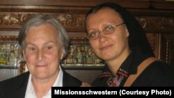 Бригітта Вебер (ліворуч) із сестрою Ордену Найсвятішого Ізбавителя