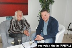 Художник Іван Марчук під час інтерв’ю з журналістом Радіо Свобода Ростиславом Хотиним