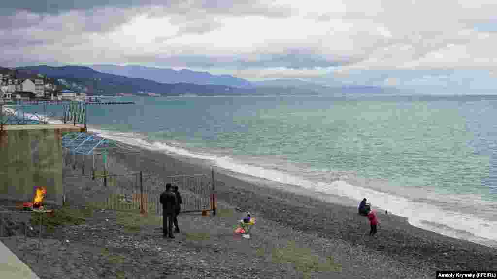 Прямо на пляже «Морского уголка» молодая семья устроила полноценный пикник