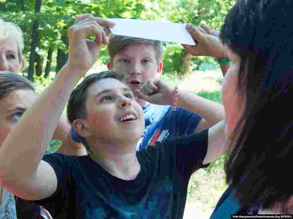 Читали таємничі послання від волонтерів, які організували для них гру у парку – квест