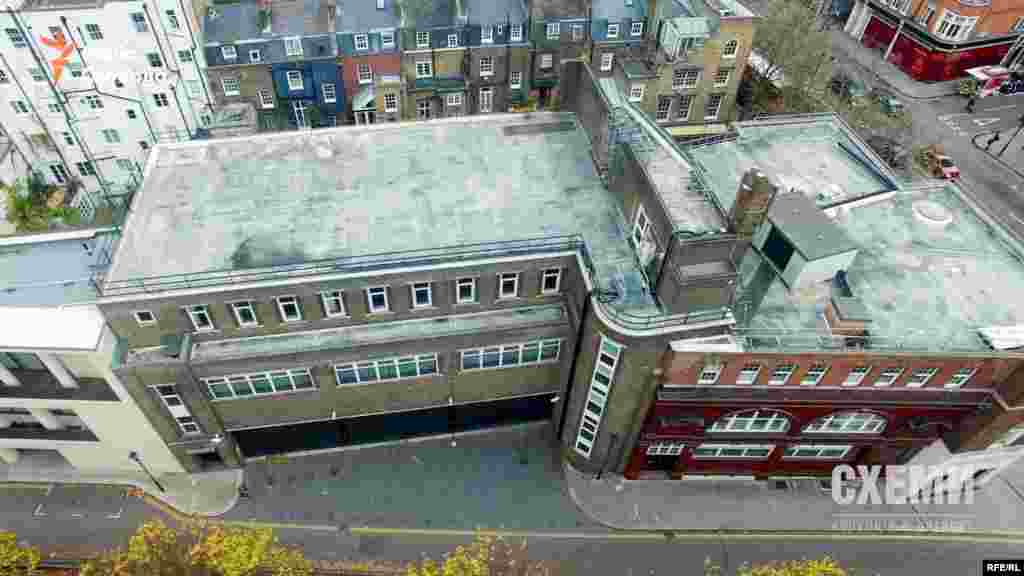 27 лютого 2014 року Дмитро Фірташ придбав приміщення колишньої станції метро Бромптон Роад – просто через стіну від його власного будинку, у тому ж кварталі