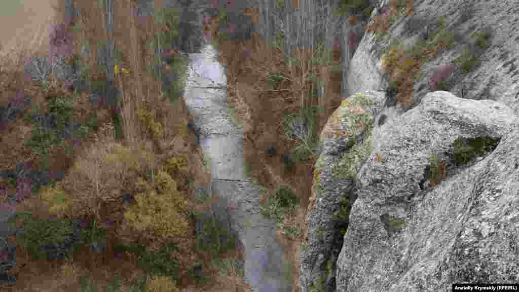 Под Крокодилом протекает одна из самых полноводных рек Крыма – Бельбек. Из-за засушливых лета и осени она обмелела