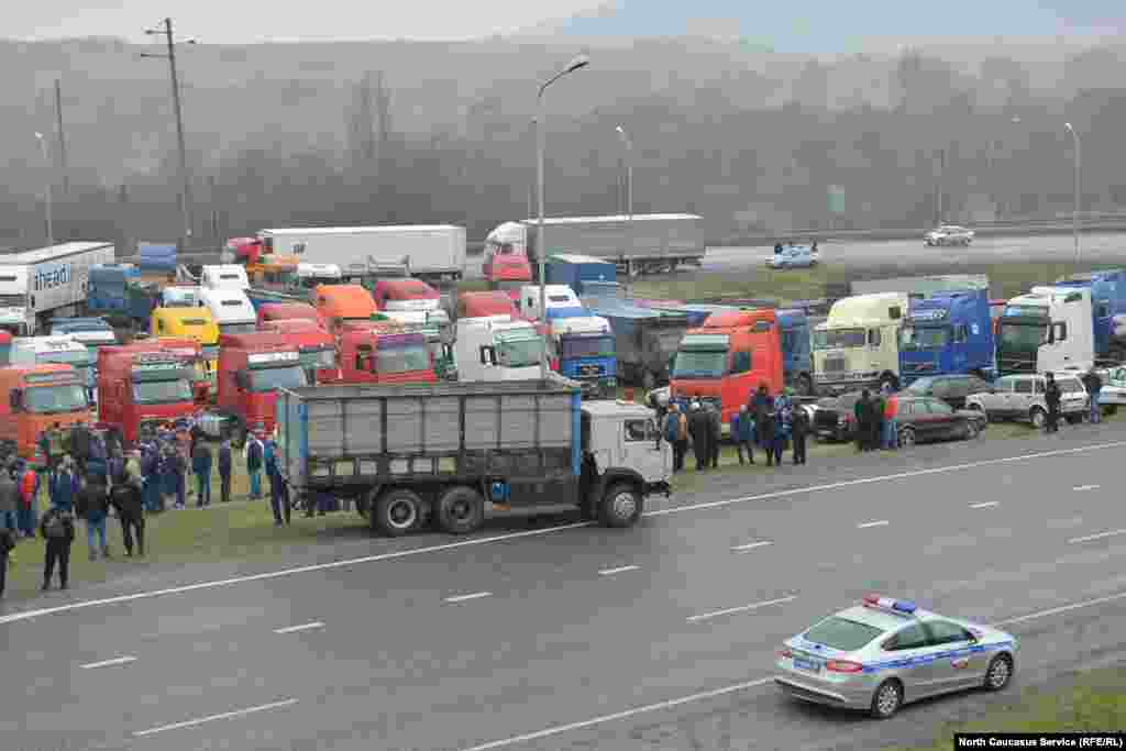 Бастующие говорят, что сборы на систему "Платон" скажутся на общем подорожании перевозимых товаров.