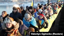 «Живий ланцюг» у День Соборності на мосту Патона в Києві, 22 січня 2019 року