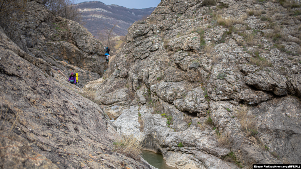 Русла реки и водопада проходят между скалами, поэтому добраться до них очень непросто. Однако это не пугает путешественников