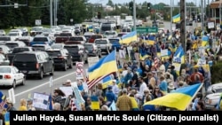 Miting de susținere a Ucrainei de-a lungul autostrăzii Seward din Anchorage, Alaska, 14 august 2025.