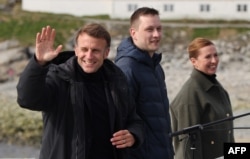 Президент Франции Эммануэль Макрон во время визита в Гренландию вместе с ее премьером Йенсом-Фредериком Нилсеном и премьером Дании Метте Фредериксен. Гренландия, 15 июня 2025 года