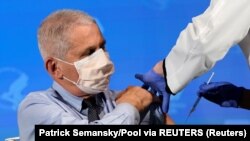 Антоні Фаучі робить щеплення проти коронавірусу