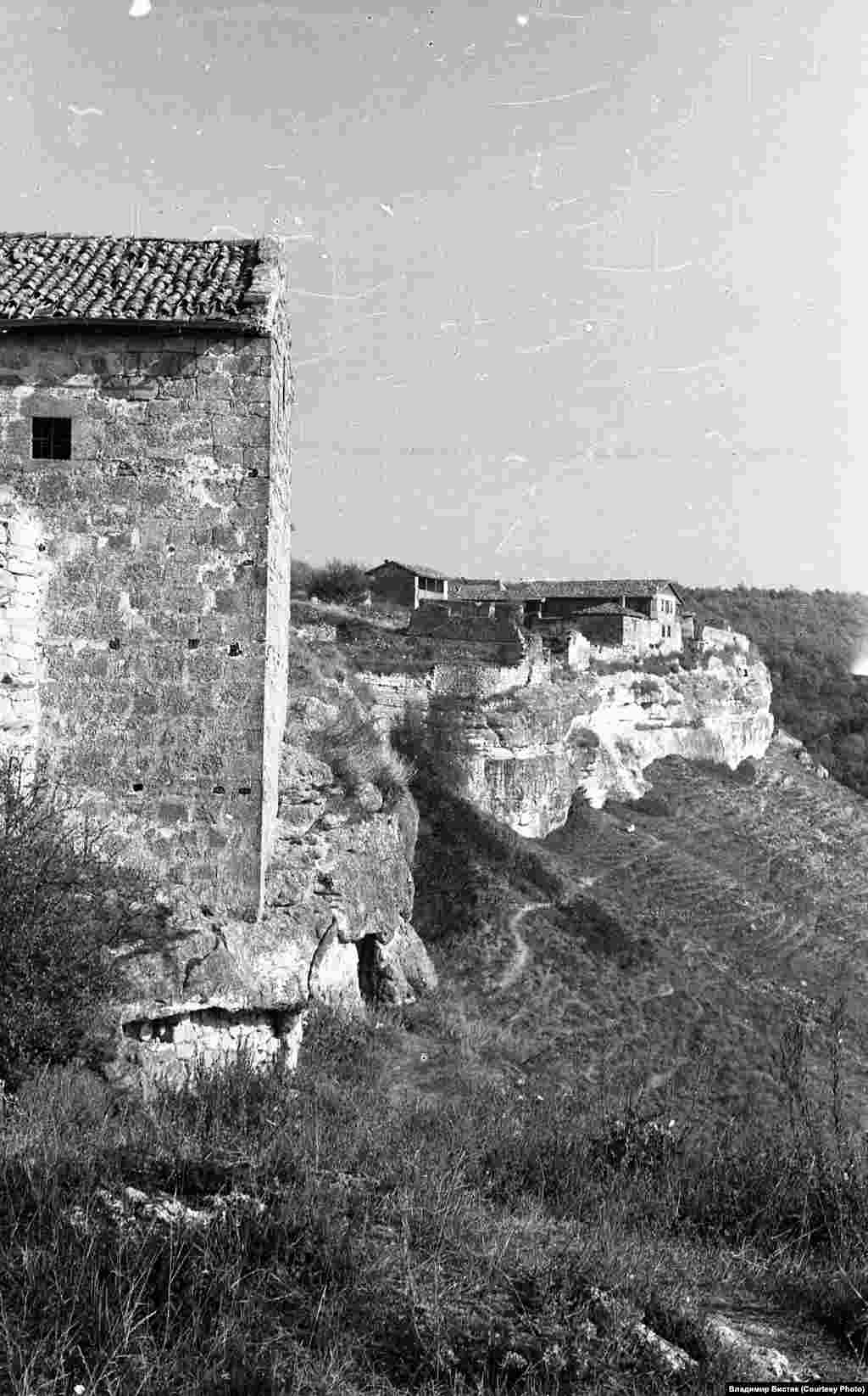 С XV столетия эти земли принадлежат Крымскому ханству. Чуфут-Кале становится первой столицей государства. Здесь жили крымские татары и караимы, которые построили в городе культовые здания – мечети и кенассы. На фото – вид на караимские кенассы, постройка которых датируется XVI–XVIII веками