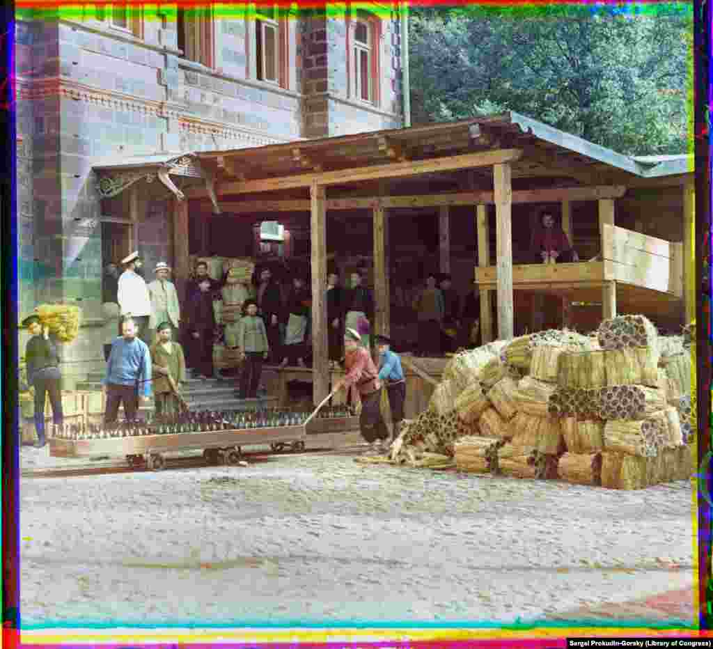 Рабочие готовят к транспортировке бутылки с газированной минеральной водой «Боржоми»