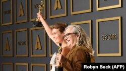 Режисерка Олена Андрейчева (позаду) позує разом із співавторкою стрічки Керол Дайсінгер