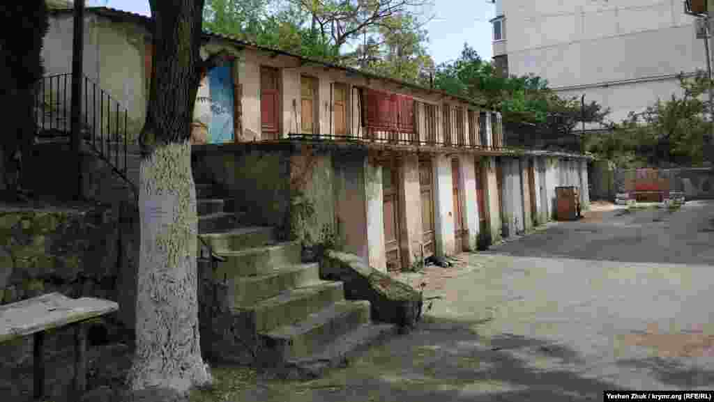 Бывшие угольно-дровяные кладовки в одном из дворов возле старого дома №2, построенному в 1926 году по проекту архитектора Владимира Карловича Ретлинга. Дом стоит под косогором, на котором террасами выстроены кладовки, в которых жильцы раньше хранили дрова и уголь – до оборудования здания центральным отоплением