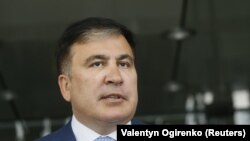 Саакашвілі про фото з колишнім головою Офісу президента та народним депутатом: у себе вдома, за дружнім столом, я можу обговорювати будь-які теми з ким завгодно