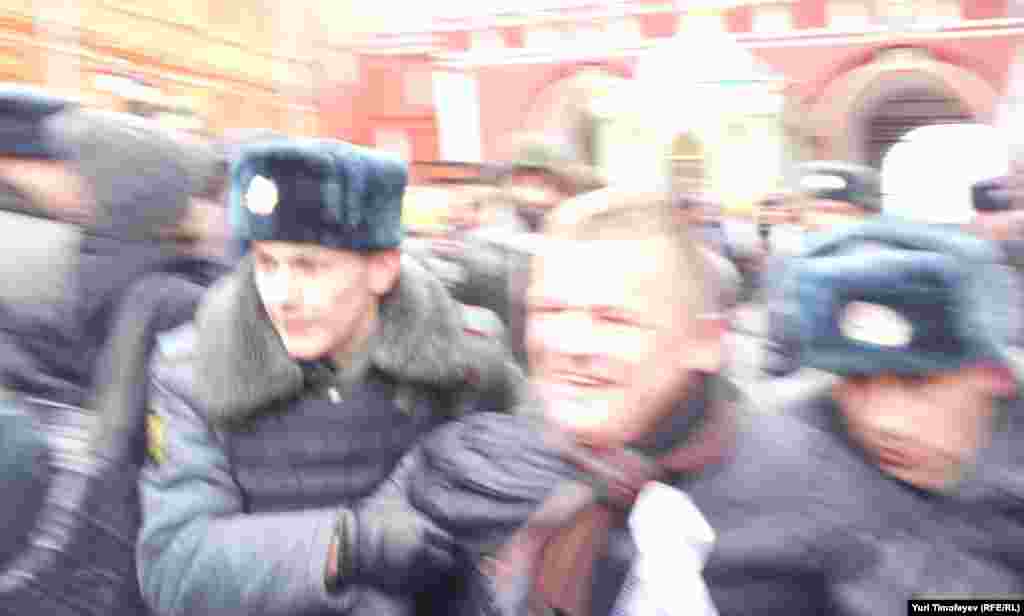 Началось задержание «белых лент» у Красной площади. Скандируют «Позор», «Это наш город».