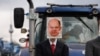 Protestat e bujqve në Gjermani. Njëri është parë me fotografinë e kancelarit gjerman, Olaf Scholz. Janar, 2024.