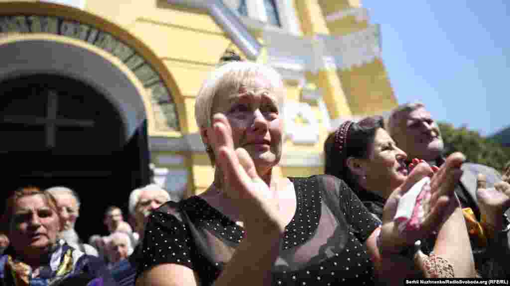 Люди не стримували сліз 