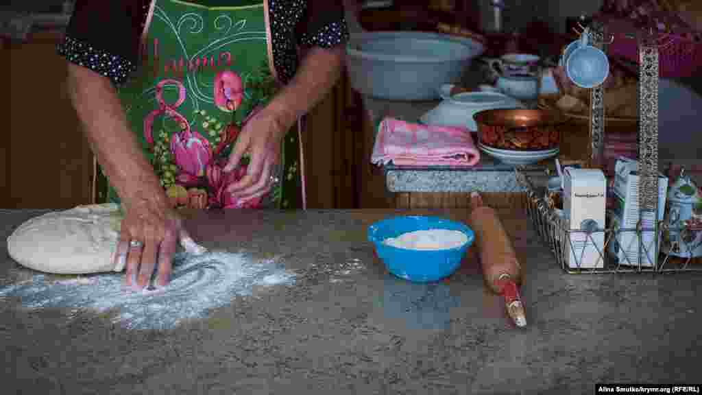 «Меджлис крымскотатарского народа в этот день бойкотирует выборы. В этот день нам предложили заниматься своими домашними делами, заниматься семьей, печь всякие вкуснятины», – рассказала Сафинар Джемилева.