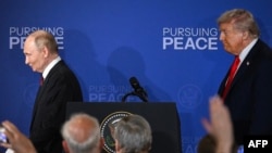 Predsednik SAD Donald Tramp i predsednik Rusije Vladimir Putin odlaze posle obraćanja novinarima na samitu na Aljasci 15. avgusta 2025.