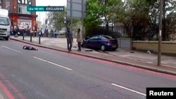 Место преступления. Предполагаемые убийцы стоят рядом с жертвой. Лондон, 22 мая 2013 г.