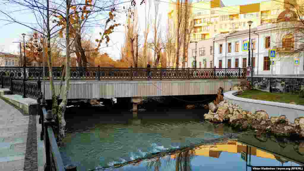 Массивный мост с низкой «посадкой» на улице Менделеева