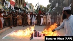 په پاکستان کې زیاتره وخت سخت دریځي د نورو هیوادونو بېرغونه او مشرانو عکسونه سوځوي.