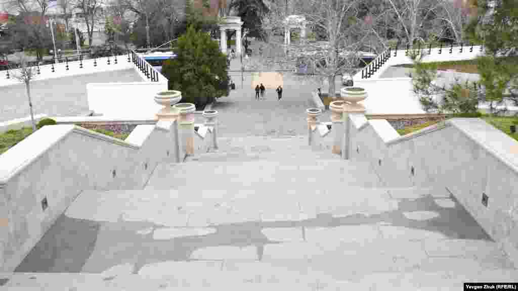 С проспекта Нахимова на Матросский бульвар ведет широкая лестница. За пешеходным переходом виден вход на Приморский бульвар 