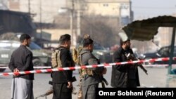 امنیتي چارواکي وايي، دغه کسان په موټر کې د مېدان وردګ ولايت مرکز ته په لار ول چې وسله والو ودرول او ويې وژل.