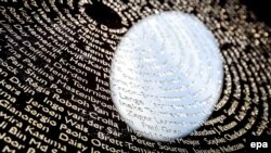 Имена жертв крушения "Боинга" на Национальном монументе в Вайфхяузене