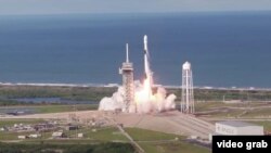 Цивільні астронавти полетять в космос на розробленому SpaceX кораблі Dragon. На орбіту його виведе ракета-носій цієї ж компанії – Falcon 9