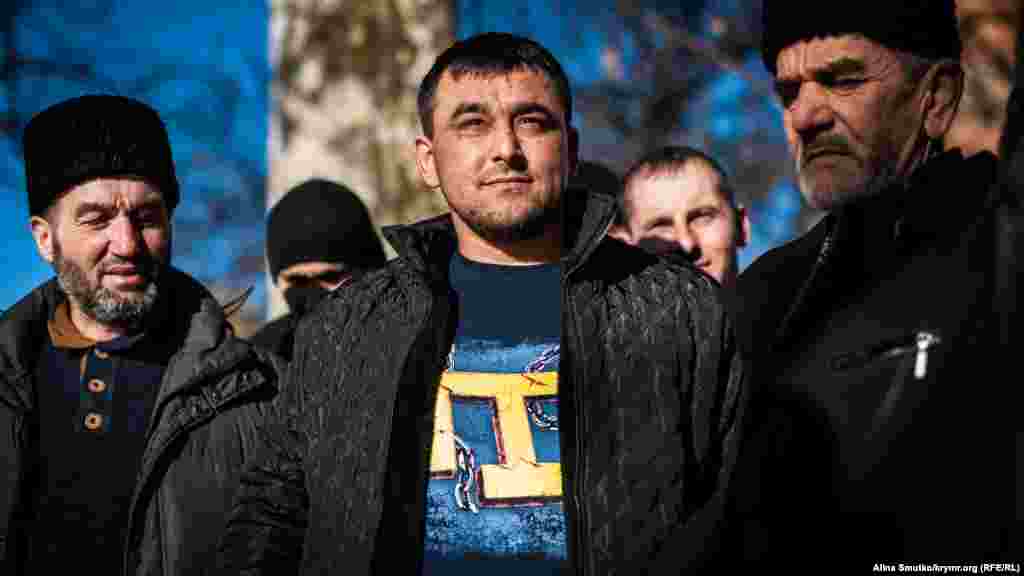 Следком России выдвинул обвинения Исмаилу Рамазанову в пропаганде экстремизма с помощью интернет-рации Zello. Он был задержан 23 января 2018 года после обыска в его доме. Крымчанина полгода держали в СИЗО. В январе 2019 года в Крыму Следком прекратил уголовное дело обвиняемого в экстремизме крымчанина Исмаила Рамазанова. В феврале того же года Рамазанова исключили из российского «списка экстремистов»