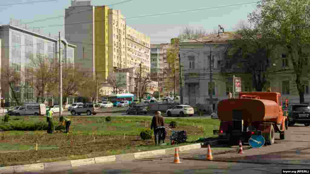 Рабочие муниципального предприятия «Город» в Симферополе трудятся в обычном режиме