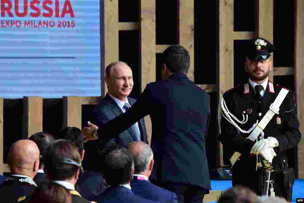 Президент России Владимир Путин и премьер-министр Италии Маттео Ренци на выставке "Экспо-2015"