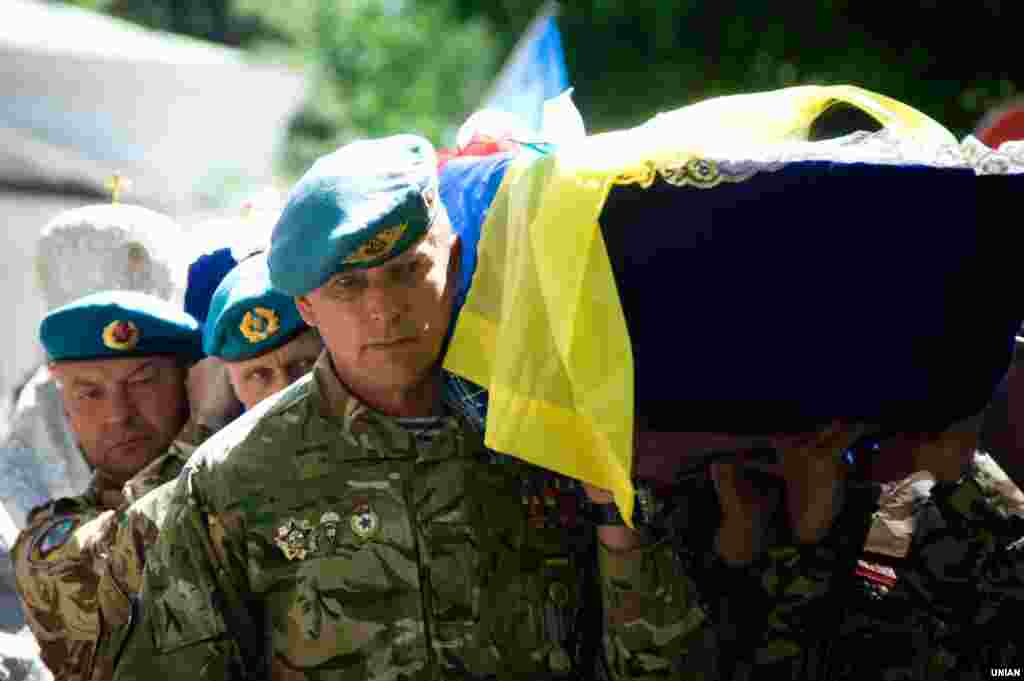 Церемонія прощання з бійцем з 90 батальйону 81 окремої аеромобільної бригади Ростиславом Чипенком у Полтаві. 38-річний Ростислав загинув 8 травня, внаслідок підриву на вибуховому пристрої під час розвідки. Залишилася дружина та діти.  Полтава, 11 травня 2017 року