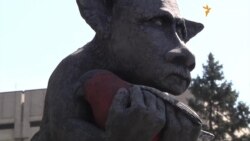 Памятник Путину со снегирем Памятник Путину со снегирем