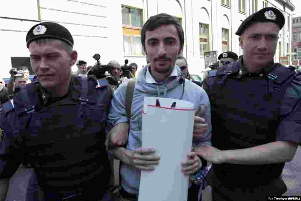 Но полиция задерживала всех: и геев и "православных"