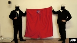 Огромные красные трусы, поднятые членами группы Ztohoven вместо флага над Пражским Градом